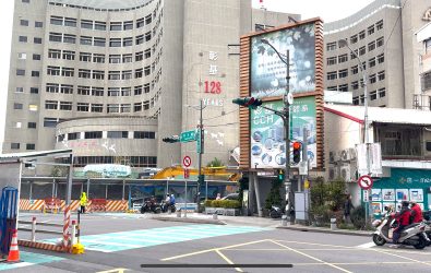彰化基督教醫院228連假連番遭到駭客攻擊，資訊團隊全力搶修成功撐住防線，總院長陳穆寬今天一早請大家喝咖啡加油打氣。（記者張溎壕攝）