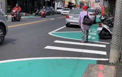 彰化縣政府於大埔路進行道路改建，卻引發了民眾和商家的強烈反應，許多人反映交通擁堵、亂停車等問題更為嚴重。（記者陳雅芳攝）