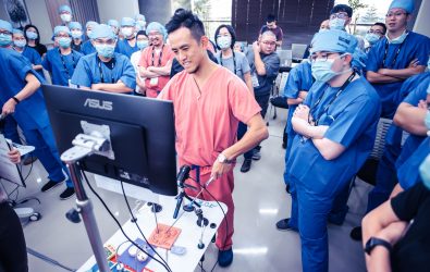 秀傳亞洲遠距微創手術中心積極培育國內外新一代醫療人才，推動亞洲整體醫療水準的提升。（秀傳醫療提供）