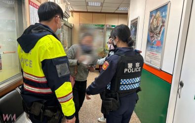 西螺派出所所長董欣穎率員至郵局進行反詐騙宣導時，恰巧遇到一起投資詐騙案件，警方當場識破詐騙手法。（圖／記者蘇榮泉翻攝）