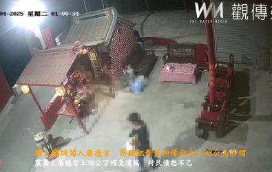 田尾鄉睦宜村廣德宮遭竊賊闖入廟內，用鐵鈀擊落土地公、土地婆的神像，並偷走土地公烏紗帽。（廣德宮提供）