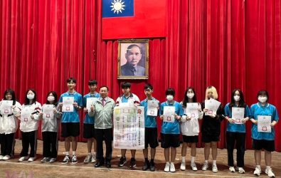 蔡吉郎校長（左六）表揚特殊選才產學攜手合作專班學生。（圖/東石高中提供）