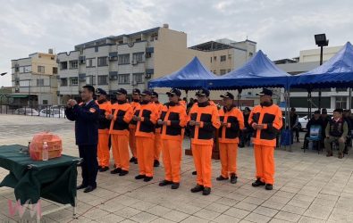 詹文中隊長（左）親自主持祈福儀式。（圖/記者陳惲朋攝）