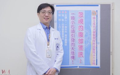 周宗慶醫師提醒，若出現反覆性腹痛、噁心、發燒等症狀，應立即就醫檢查，以免延誤治療導致嚴重併發症。（圖／記者蘇榮泉攝）