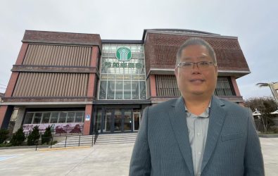 彰化26個鄉鎮市農會完成改選，芳苑鄉農會翻盤，由挑戰派洪翊桓獲聘總幹事，彰化縣政府派員前往貼紅榜。（記者陳雅芳攝）