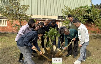 和美鎮公所在道東書院舉辦「道東萌春．耕讀共美」活動，民眾親手栽種一棵樹苗，象徵著愛護自然、珍惜家園的共識。（和美鎮公所提供）