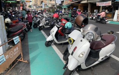 彰化市大埔路標線型人行道實施近一個月，警方持續執法取締違規停車，改善人行環境，成效逐漸顯現。（記者陳雅芳攝）