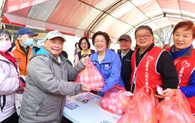 彰化縣養雞協會舉辦雞蛋促銷活動，超值優惠「4盒100元」，吸引大批民眾排隊選購。（縣政府提供）