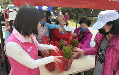 國民黨彰化縣黨部在員林市藤山園市集停車場舉行植樹活動，現場分送1000棵樹苗給民眾，為家園綠化盡一份心力。（彰化縣黨部提供）