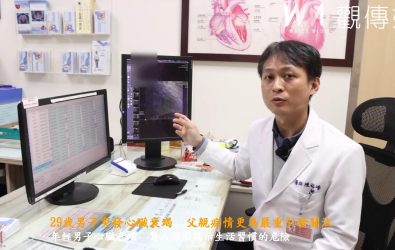 員榮醫院心臟內科陳裕峰主任解釋患者左前降支、左迴旋支及右冠狀動脈三條血管均嚴重阻塞，之後接受心臟遶道手術。（員榮醫院提供）
