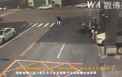 一名男子日前開貨車行經彰化市泰和路鐵路平交道時撞斷柵欄，竟把柵欄扛上車逃逸，又拿著該撞斷柵欄模仿平交道的升降過程。（民眾提供）