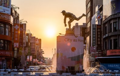 中央噴水池的吳明捷投手投出「懸日好球」的景象。(圖／嘉市府提供)