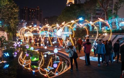 圖3具有豐富色彩的蝴蝶燈飾點綴在心型拱門周圍_0
