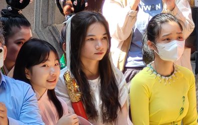 吳鳳科大越南籍學生參與「六佾舞」開訓典禮。(圖／記者邱嘉琪攝)