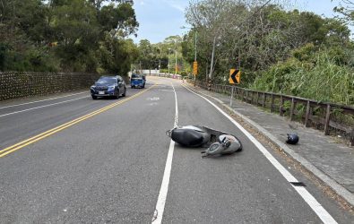 彰化市139線大彰路發生機車自摔事故，男大生疑午休時間跑山失控撞上路邊的路燈，受傷送醫。（民眾提供）