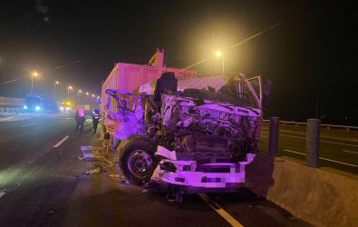 國道3號南向196.4公里彰化系統路段發生砂石車追撞，車頭撞爛砂石噴飛，故現場封閉了全線車道約2個半小時。（警方提供）