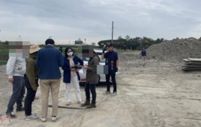 刑事警察大隊科偵隊於2023年6月接獲檢舉，發現麥寮鄉的養豬業者涉嫌利用農地回填廢土興建豬舍與雞舍，並非法傾倒營建廢棄物。（圖／雲林縣警察局提供）