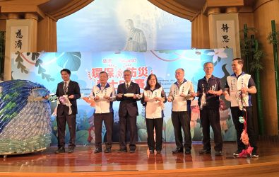 01 與會貴賓從寶特瓶製成的鯨魚口中拉出許多垃圾救助海洋生態20250315_090826 - 複製_0