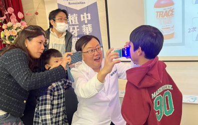 世界口腔健康日前夕，中華數位植牙醫學會舉辦「親子口腔健康挑戰營」，在輕鬆有趣的競賽中，學習如何正確照顧口腔健康。（記者陳雅芳攝）