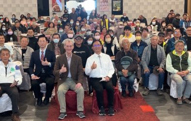 臺灣大學政治系名譽教授明居正應邀在彰化演講，充分分析川普回任美中台三邊關係，現場座無虛席。（彰化市公所提供）