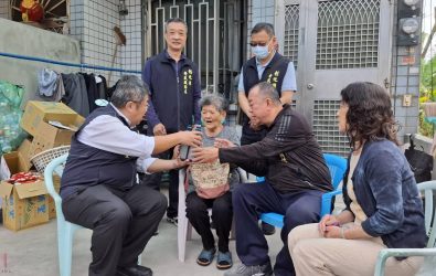 彰化縣榮民服務處副處長蘇一中深入社區，訪視榮民及年長榮民（眷）朋友，關心他們的近況。（記者陳雅芳攝）