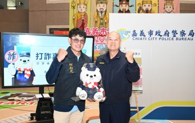 藝人柯叔元與嘉市警局長沈炳信共同宣導防詐。(圖／嘉市警提供)