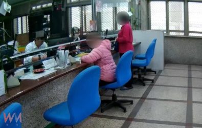土庫郵局行員通報，指稱一名女子疑似遭遇詐騙，急需警方協助。（圖／記者蘇榮泉翻攝）