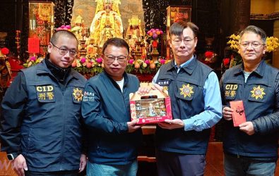 西螺福興宮粉專成功取回後，董事長楊文鐘向協助的警察單位表達感謝，並致贈「太平媽神助攻戰隊」盒裝公仔予參與救援的警察同仁。（圖／記者蘇榮泉攝）