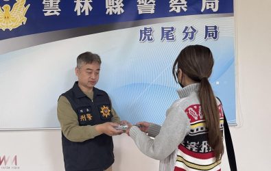 雲林縣警察局虎尾分局與檢方逮捕車手後，警方發返遭詐騙的20萬元。（圖／雲林地檢署提供）