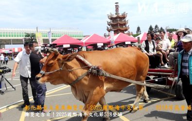 彰化縣長王惠美在芳苑鄉芳苑普天宮向媽祖請示「2025國際海牛文化節」舉辦日期，經媽祖聖筊指示，5月18日為活動日期。（記者陳雅芳攝）