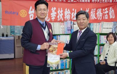 台北龍華扶輪社社長簡國增(左)代表捐贈二十萬元，支持清寒學子補救教學，由館長黃金山(右)接受。(圖／記者邱嘉琪攝)