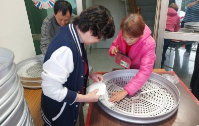 製作饅頭前置作業、南投縣榮服處王怡文處長(左)