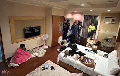 警方成功在汽車旅館內救出被害人金姓男子（左1），並逮捕六名嫌犯。（圖／雲林地檢署提供）