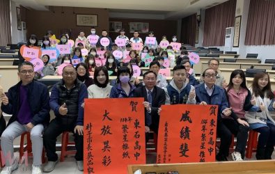 朴子各界到校為東高的教學成就與學生的努力成果喝采。（圖/記者陳惲朋攝）