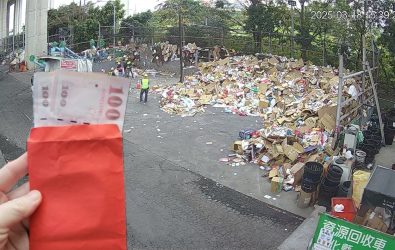 彰化市一名婦人誤丟丈夫留給孩子的「手尾錢」，清潔隊員翻遍垃圾堆一小時奇蹟找回用紅包袋裝的1200元的手尾錢。（彰化市公所清潔隊提供）