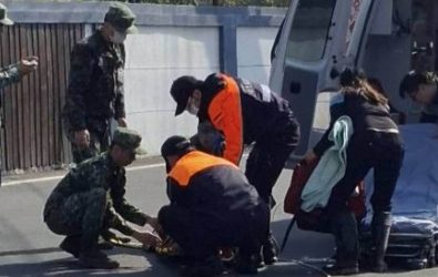 花壇鄉一名老翁在行走時突然失足墜入深達5公尺的大排水溝，三名阿兵哥協助消防員架設雙節梯加入救人行列。（民眾提供）