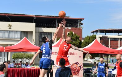 勵志中學運動場成為熱血沸騰的籃球賽場，勵志中學學生與水里商工的球隊們激烈對決。（勵志中學提供）
