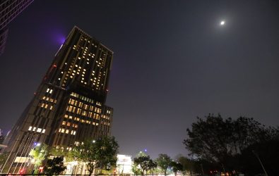 高雄萬豪酒店將於3月22日晚間8時30分關閉建築物外牆景觀裝飾燈光一小時，預估將減少用_0