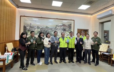 彰化市長林世賢率團前往澎湖，向澎湖縣長陳光復和馬公市長黃健忠取經，專注於觀光產業的發展。（彰化市公所提供）