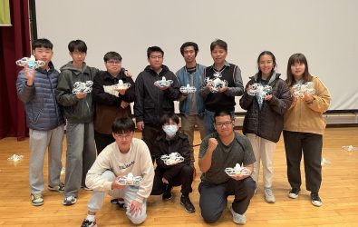 吳鳳科大60週年校慶無人機系師生帶來無人機燈光秀揭幕。(圖／吳鳳科大提供)