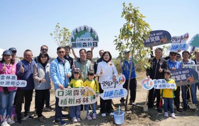 植樹活動共同種下364棵台灣原生耐風抗旱樹種，希望打造綠意盎然的海岸生態屏障，提升生物多樣性，同時促進觀光發展。（圖／記者蘇榮泉攝）