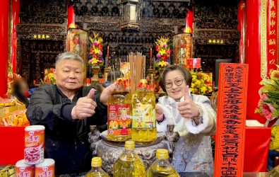 泰山沈怡君總經理與大甲鎮瀾宮顏清標董事長共同為聯名商品祈福。（泰山企業提供）