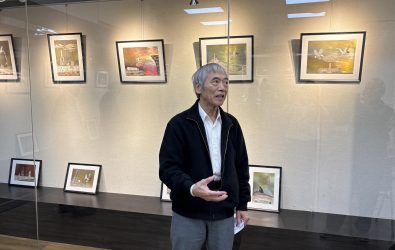 黃建和教授應邀在彰化市立圖書館辦理「台灣金屬畫—能與AI共存的畫作」，作品強調了環保理念，成為當代藝術的獨特之作。（記者陳雅芳攝）