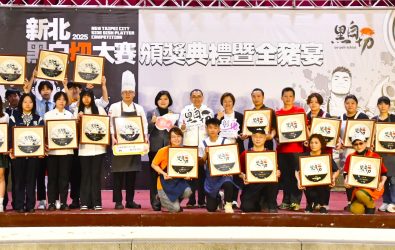新北市政府舉辦「新北黑白切大賽頒獎典禮暨全豬宴市集」，三縣市首長共推國產豬肉，保障民眾食品安全。（彰化縣政府提供）