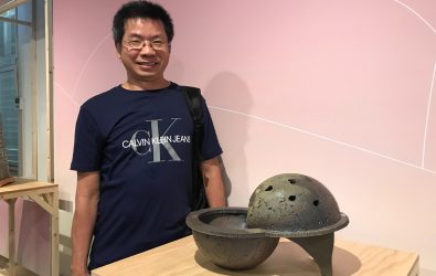 陶藝家何應朋與其作品《流光溢彩》。(圖／若竹兒教育基金會提供)