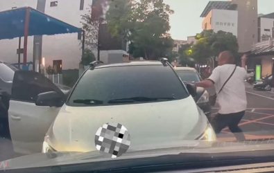 刑警大隊偵一隊小隊長蔡招旻果斷擊破駕駛座車窗，成功制伏劉嫌。（圖／雲林縣警察局提供）