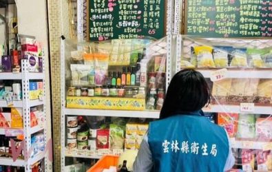 雲林縣衛生局於節前展開全面的食品安全稽查工作，涵蓋傳統市場、量販店、大賣場及潤餅專賣店等販售場所。（圖／記者蘇榮泉翻攝）
