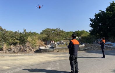 彰化縣消防局今年首度出動無人機巡邏監控火災熱點墓區，減少不當焚燒行為導致的火災風險。（消防局提供）