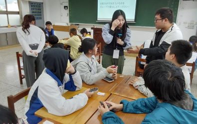三位來自日本武藏野大學的學生深入體驗台灣文化，參加大葉大學的課堂觀摩，學習日語教學技巧並模擬教學。（記者陳雅芳攝）