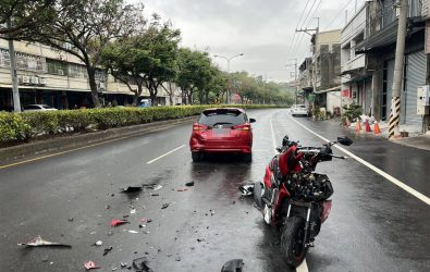 芬園鄉彰南路5段發生一起交通事故，一輛轎車與一輛機車在滂沱大雨中發生猛烈碰撞，女騎士摔飛幸無大礙。（警方提供）